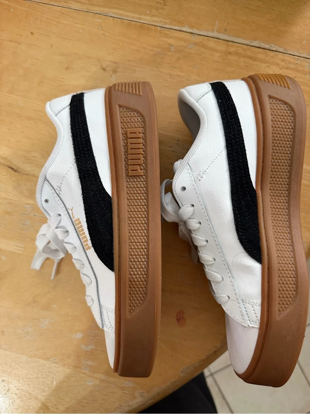 Puma White and Black women’s  Low-Top Sneakers with Gum Outsole